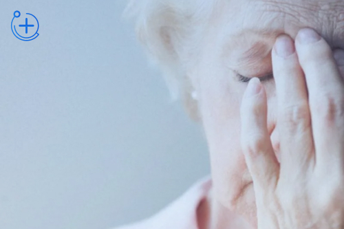 У пожилой женщины болит глаз