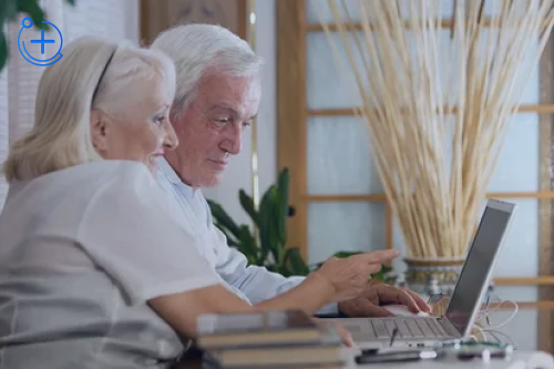 Пожилая пара смотрит в ноутбук