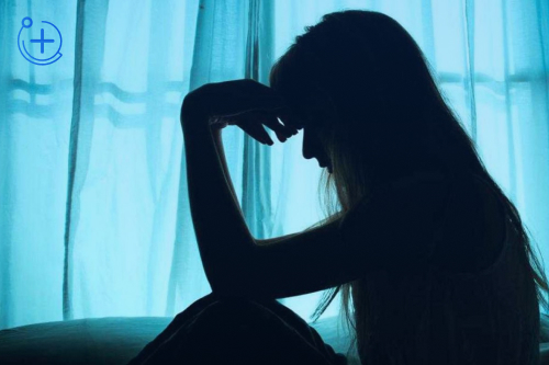 Девушка сидит в одиночестве Девушка сидит в одиночестве