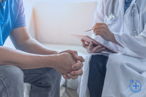 Врач консультирует пациента Врач консультирует пациента